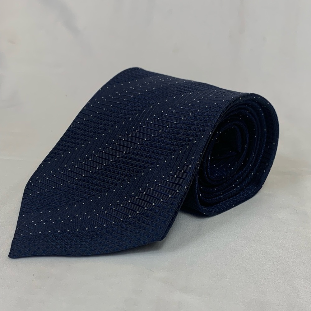 Hugo Boss Vintage Men's 100%
Silk Tie Dark Navy Dotted
Geometric Pattern